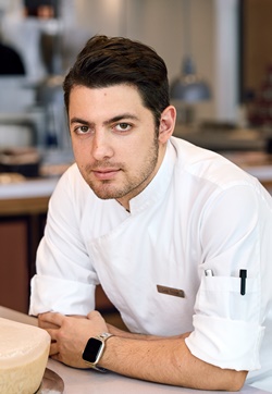 미쉐린 2스타 레스토랑 출신의 셰프, 루이지 트로이즈(Luigi Troise)를 신임 총괄셰프.