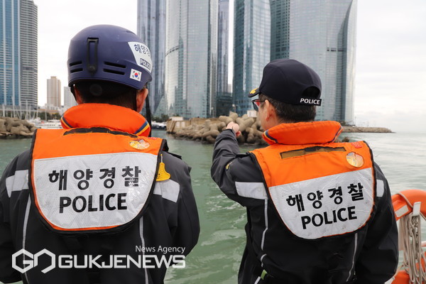 지난 6일, 김형민서장이 테트라포트 등 해상에서 위험구역 점검하는 모습/제공=부산해경