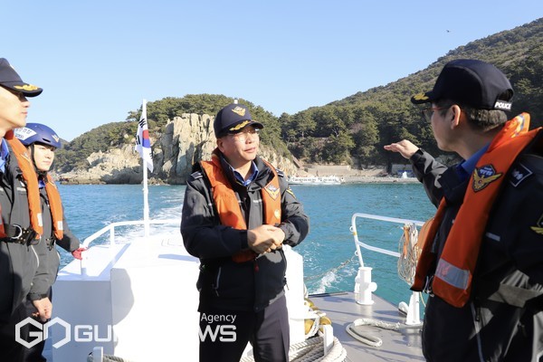 지난 7일, 김형민 서장이 영도파출소 연안 구조정을 이용해 영도 수연유선장 점검 모습