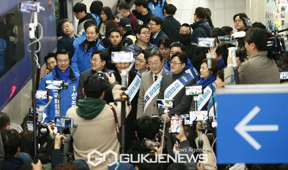 귀성인사하는 이재명 당 대표와 더불어민주당 의원들