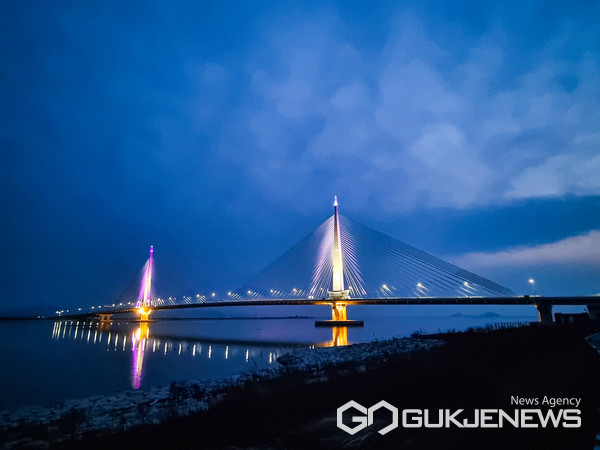 ▲ 설 명절 연휴를 맞아 초승달모양의 새만금 만경대교(애칭 : 초승달대교), 햇살무늬의 동진대교(애칭 : 햇살대교)에 형형색색의 경관조명을 선보이고있다./ 사진=새만금개발청