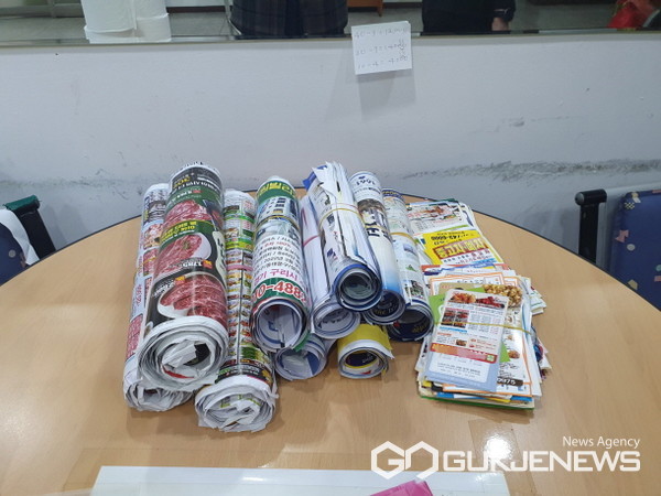 (사진=성남시)성남시민들이 100장 단위로 묶어 거둬 온 불법 광고물