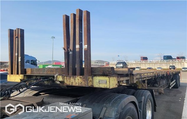 적재물 운송용 지지대를 튜닝승인 없이 꽂고 다니고 있다/제공=한국교통안전공단 부산본부