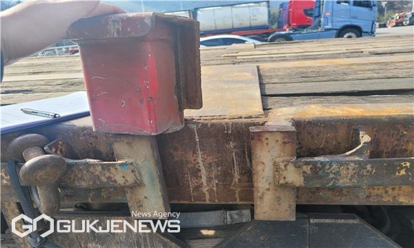 적재물 운송용 지지대 꽂이 집이 불법으로 탈부착식으로 개조돼 있다