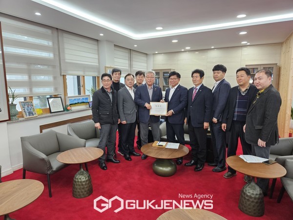 제주도의회 고태민의원은 19일 대한 양돈협회제주도연합회와 제주양돈조합은 19일 타 지역산 이분도체육 돼지고기 반입 철회를 위해 제주도의회 김경학 의장을 만나 면담을 가진 후 청원서를 전달했다.[사진=제주도의회]