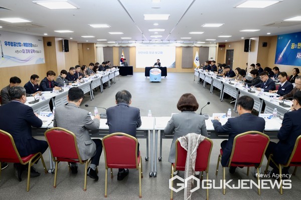 (사진제공=사천시)박동식 시장이 우주항공청 사천 개청에 따른 현안사업 발굴 보고회를 주재하고 있다