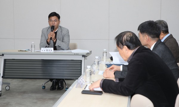 19일 제주특별자치도의회 소통마당에서는 보건복지안전위원회 현지홍 의원실에서 주최한 제주특별자치도 국가유공자 우선주차구역 설치 및 운영에 관한 조례 제정을 위한 간담회가 열렸다.[사진=제주도의회]