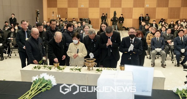 70여 년이 지나 유해로나마 가족과 상봉하게 된 유가족은 유해에 되찾은 이름이 적힌 이름표를 달고 헌화와 분향으로 희생자를 기리는 추모의 시간을 가졌다.[사진=제주도청]
