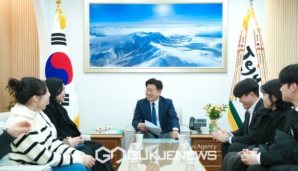 오영훈 지사는 20일 제주도청 집무실에서 도내 4개 대학총학생회장단을 만나 도내 대학생들이 민선8기 제주도정의 주요 청년정책과 혜택을 체감할 수 있도록 총학생회 임원들의 적극적인 협력을 당부했다.[사진=제주도청]