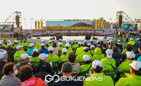 지난 제57회 도민체전 개회식이 ‘새로운 시작 그리고 위대한 도전’을 주제로 열렸다.
