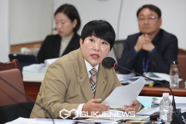 제주도의회 문화관광체육위원회 홍인숙 의원은 21일  제424회 임시회 문화관광체육위원회 제1차 업무보고 회의에서  설경'이 아름다워 눈만 오면 교통흐름이 마비되는 1100도로 문제 해결방안으로 시티투어버스를 설경버스로 전환하자고 제안했다.[사진=제주도의회]
