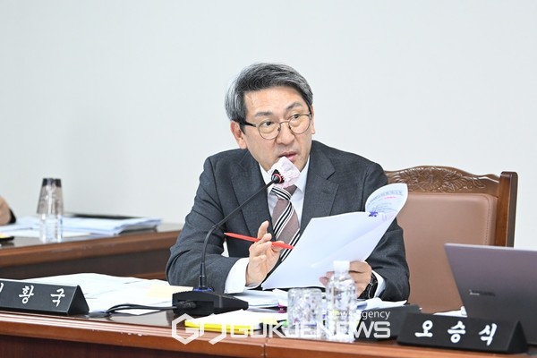 김황국 의원은 늘봄학교 교사 채용 미비와 관련 "교사 채용이 저조한 상황이라면 관련 홍보를 강화할 필요가 있다"며 "지역아동센터 등 기존 도내 돌봄 관련 기관과의 업무 중복도 확인해야 한다"고 말했다.[사진=제주도의회]