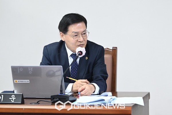 정이운 교육의원은 제주도교육청의 늘봄학교와 관련 적극적인 홍보가 이뤄지지 않았다고 지적하면서 교육부는 SNS를 통해 늘봄학교에 대한 홍보를 적극적으로 하고 있는데 제주교육청에는 늘봄학교를 반대하는 현수막만 걸려있다"고 지적했다[사진=제주도의회]