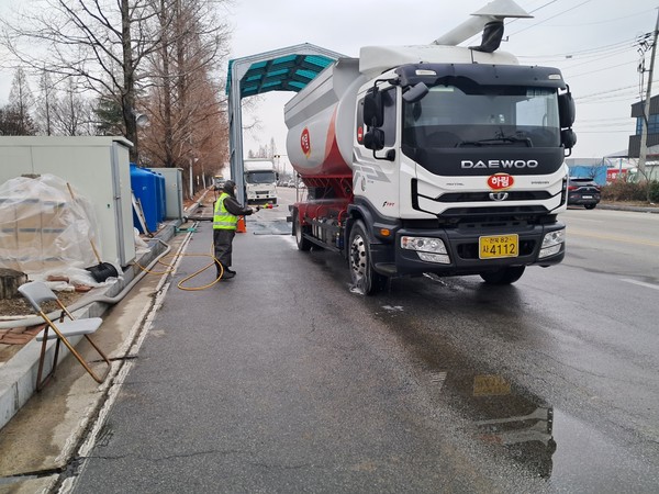 익산시, 철새 북상 시기 조류인플루엔자 _철통방어=AI 방역장면(사진=익산시 제공)