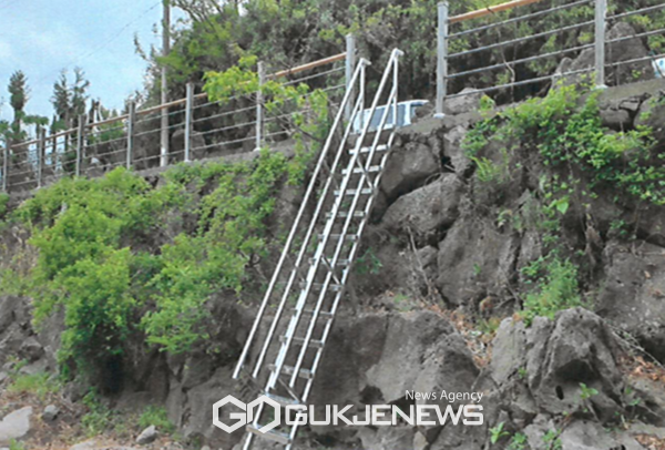 제주시가 하천 내 생활쓰레기를 효율적으로 관리하기 위해 4200만원을 들여 총 16개소 하천에  하천 점검다리를 올해 상반기까지 설치를 완료한다.[사진=제주시]