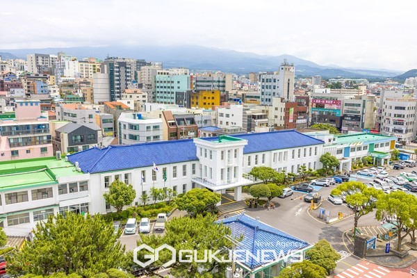 제주시는 불법 주·정차 근절과 주민의 안전한 보행환경 조성을 위해 안전신문고 앱을 활용한 주민신고제 기준을 확대 운영하고 있다.[사진=제주시청사]