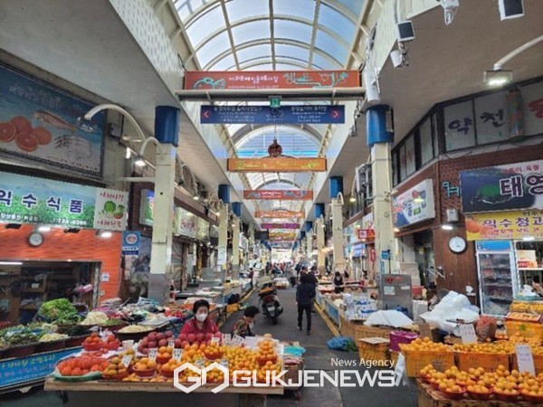 서귀포시(시장 이종우)는 침체된 전통시장 활성화를 위해 총 66억원을 투입해 이용객의 편의 제공과 시설 현대화사업 추진에 박차를 기하고 있다.[사진=서귀포시청]