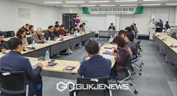 지난 20일 현창훈 부시장 주재로 협업부서(주민복지과, 상하수도과, 생활환경과) 및 읍면동장이 참여한 가운데 폐지수집 노인 전수조사 회의를 개최하여 전수조사 추진 방안에 대해 협의도 했다.[사진=서귀포시청]