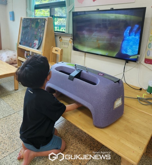 서귀포보건소는  집단생활, 급식 등 감염병 발생시 전파속도가 높은 보육시설 및 유치원 아동 등을 대상으로 올바른 손씻기 습관 조기 형성을 위해 3월부터 10월까지  ‘올바른 손씻기 체험교실’을 집중 운영한다.[사진=서귀포보건소]