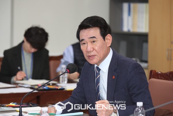 더불어민주당 박호형 제주도의회 의원(일도2동)이 해녀소멸에 대해 제주도정 정책이 미흡하다는 지적에 이어 행정시별 해녀양성 미흡에도 강하게 질타했다.[사진=제주도의회]