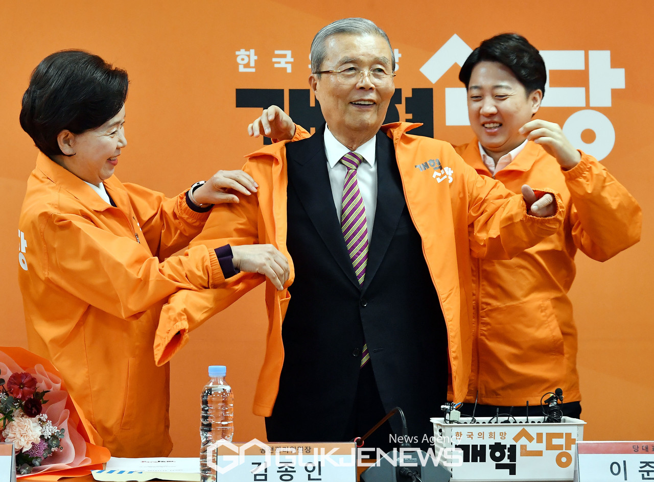 당 점퍼 입는 김종인 공천관리위원장