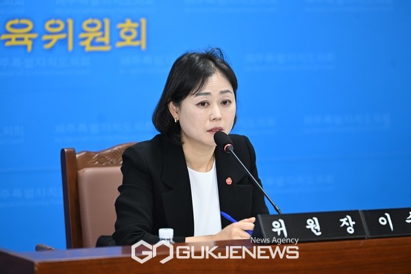 27일 제주도의회 문화관광체육위원회 행정시 주요 업무보고에서 이승아 제주도의회 문화관광체육위원장은 "불미스러운 이야기가 연일 나오는 상황의 1차 이유는 회장님의 책임이라고 본다”고 지적했다.[사진=제주도의회]