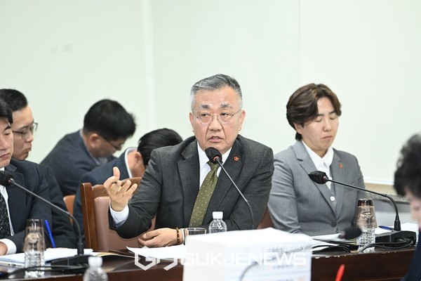 이날 갑질 의혹 논란에 휩싸인 이병철 제주시체육회장이 제주도의회 출석해 일부 의혹을 인정한다"면서 "하지만 언론에서 제기된 의혹들은 사실과 다르다"고 반박하며 "고용노동부 조사, 대한체육회 스포츠윤리센터 조사 등 현재 진행 중인 절차를 감안해 “조사 결과에 대해 존중하고, 잘못이 있다면 책임지겠다”고 밝혔다.[사진=제주도의회]