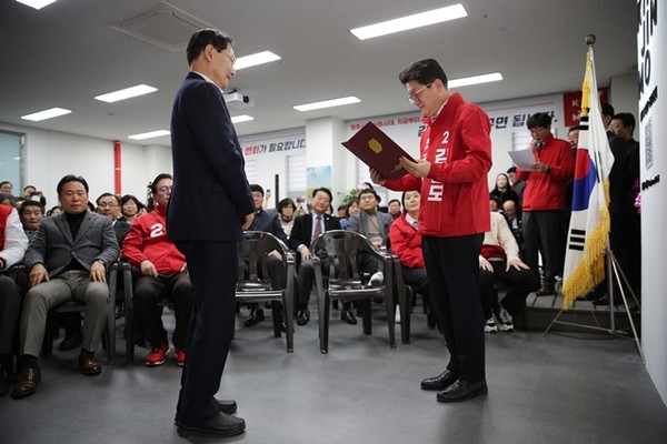 국민의힘 김진모 청주서원구 후보(오른쪽)가 28일 오제세 전 국회의원에게 총괄선대위원장 임명장을 수여하고 있다.(사진제공=국민의힘 김진모 청주서원구 후보 선거캠프)