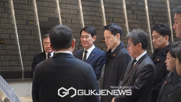 더불어민주당 제주시 을 김한규 예비후보는  예비후보 등록 이후 첫 공식일정으로 제주 4·3 평화공원을 찾아 참배하면서 "4·3을 폄훼하는 세력에 맞서 도민들의 긍지를 지켜낼 것"이라고 의지를 밝혔다. [사진=김한규 예비후보 사무실]