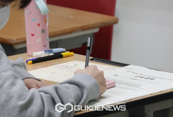 한 고등학교에서 고3수험생이 모의고사 시험문제를 꼼꼼하게 풀고 있다.(사진=국제뉴스DB)