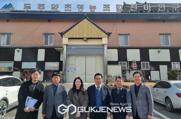 농업회사법인 ㈜포렘 한국농수산식품유통공사 김춘진 사장(좌측 4번째), ㈜포렘 박미란 대표(좌측 3번째) [사진제공=한국농수산식품유통공사]