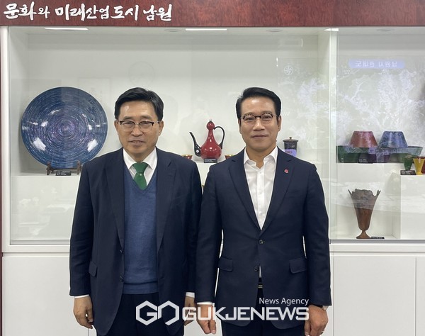 전북 남원시청 방문 기념사진 한국농수산식품유통공사 김춘진 사장(좌측 1번째), 남원시청 최경식 시장(좌측 2번째) [사진제공=한국농수산식품유통공사]