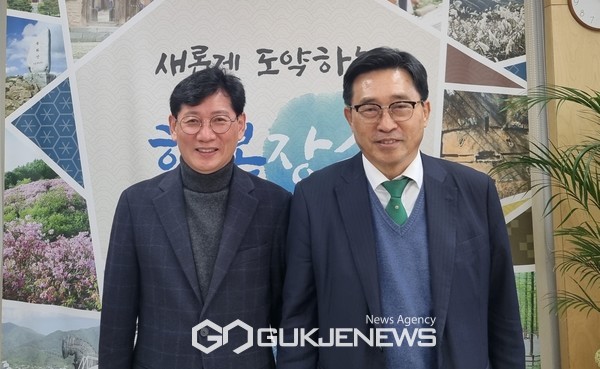 전북 장수군청 방문 기념사진 한국농수산식품유통공사 김춘진 사장(좌측 2번째), 장수구청 최훈식 군수(좌측 1번째) [사진제공=한국농수산식품유통공사]