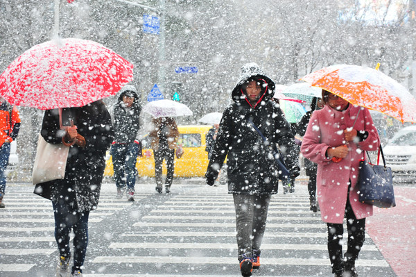 추위, 눈스케치, 시민들이 두터운 옷으로 중무장한 채 발길을 재촉하고 있다. (국제뉴스DB)