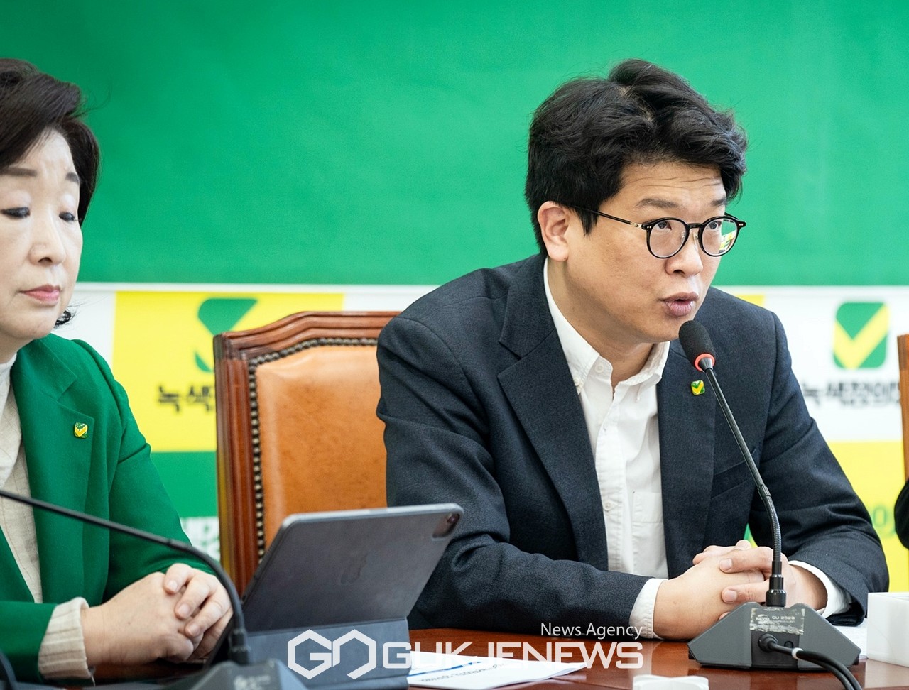 ▲김준우 녹색정의당 상임대표는 4일 국회에서 열린 상무위원회에 참석해 모두발언을 하고 있다./사진=이용우 기자