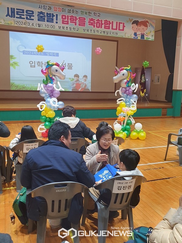 서귀포시교육지원청(교육장 고순옥)은 지난 4일 보목초등학교 체육관에서 열린 '책과 함께하는 초등 입학식'에 참석해 그림책 꾸러미를 지원했다.[사진=서귀포교육지원청]