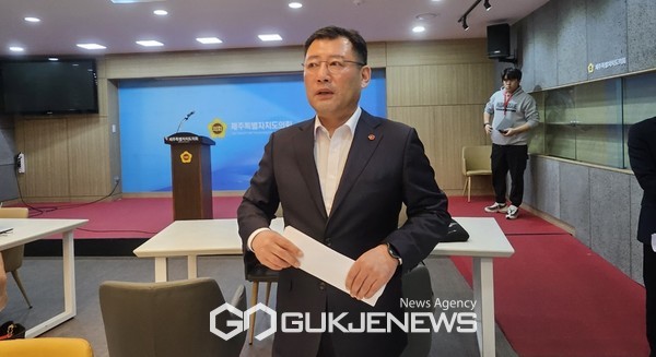 국민의힘 제주시갑 김영진 예비후보는 6일 오후 2시 제주도의회 도민카페서 국민의힘 탈당과 관련 기자회견을 열고 "무소속 신분으로 이번 선거를 끝까지 완주할 것"이라고 밝혔다.[사진=문서현 기자]