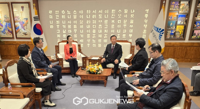 (사)세종신문방송언론회협회 회원들과 최민호 시장 (국제뉴스)