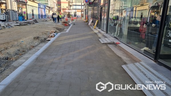 준공을 앞두고 단장 중인 익산시 영등동 청소년 문화의 거리 (사진=김영재 기자)