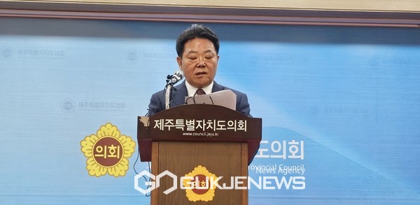 허용진 국민의힘 제주도당위원장은 7일 오후 2시 제주도의회 도민카페서 기자회견을 열고 "무소속 출마를 위해 탈당을 하는 것은 아니다"라고 선을 그으면서 "다만 도당위원장으로서 제 역할을 하지 못했기 때문에 당원들을 대신해 책임을 져야 하기 때문에 탈당을 결정했다"는 심경을 토로했다..[사진=문서현 기자]