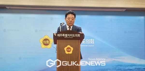 허용진 국민의힘 제주도당위원장은 7일 오후 2시 제주도의회 도민카페서 기자회견을 열고 "무소속 출마를 위해 탈당을 하는 것은 아니다"라고 선을 그으면서 "다만 도당위원장으로서 제 역할을 하지 못했기 때문에 당원들을 대신해 책임을 져야 하기 때문에 탈당을 결정했다"는 심경을 토로했다..[사진=문서현 기자]