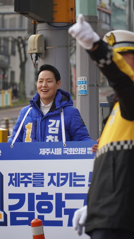 더불어민주당 제주시을 김한규예비후보가 7일 아라초등학교 앞에서 출근길 인사를 나눈 후 아라동 자치단체장들과 간담회를 갖고 프리마켓 작가들을 만나  아라동 발전에 대한 의견을 나눴다.[사진=김한규 예비후보 사무소]