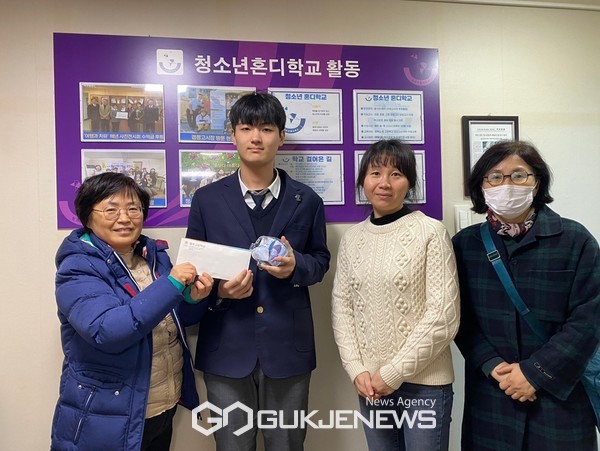 영주고등학교 학생 자치회는 지난 5일 학교 밖 청소년을 위한 학교인 청소년혼디학교에  영주고 학생을 대상으로 실시한 우산 대여 사업과 학생자치회의 중고 물품 장터에서 모금한 수익금 268,500원을 기부했다.[사진=영주고등학교]