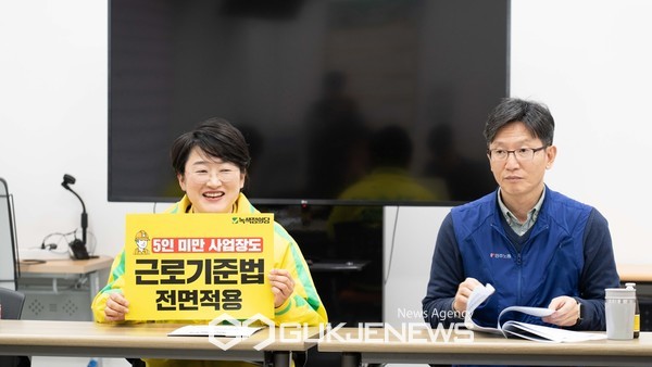 녹색정의당 제주시을 강순아 예비후보는 민주노총 제주본부와 노동정책 공약 간담회를 열고 “5인 미만 사업장 노동자들의 노동조건을 개선하고 일하는 시민들의 당연한 권리를 지키겠다.”고 약속했다.[사진=강순아 예비후보 사무소]