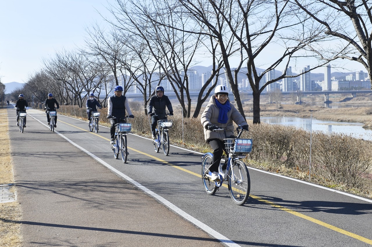 이순열 의장은 지난 1월 직접 자전거길을 체험 하고 있다(세종시의회)