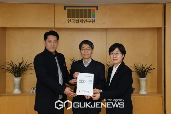 제주도의회 4‧3특별위원회는  4‧3특별법 영문법률에 사용된 ‘riot(폭동)’ 용어의 수정을 요청하는 건의문을 한국법제연구원(원장 한영수)을 직접 방문해 전달했다.[사진=제주도의회]