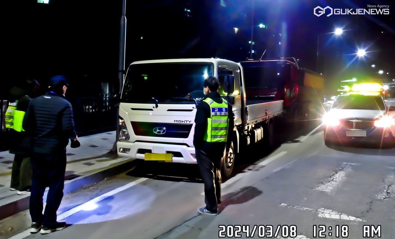 (제공=경주시) 차고지 외 밤샘주차 화물자동차 및 전세버스 행정 조치에 나선 市 직원들