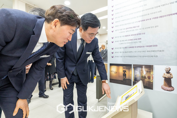 진교훈 강서구청장(오른쪽)이 8일(금) 구청 1층 로비에서 열린 ‘일본군 위안부 피해자 고(故) 황금자 할머니 추모 전시회에서 할머니의 양아들인 김정환 강서구청 생활보장과장과 함께 할머니의 일대기를 둘러보고 있다. [사진제공=강서구청]