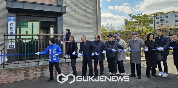 제주도의회의원 보궐선거 제주시 아라동을 선거구에 출마한 강민숙 예비후보(62)가 선거사무소 개소식을 열고 승리를 향한 더 큰 도약을 이뤄냈다.[사진=문서현 기자]