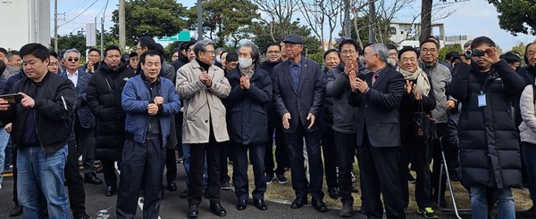 9일 오전 11시에 열린 제주도의원 아라동을 보궐선거 강민숙 예비후보 개소식에는 아라동 주민분들과 정치, 경제, 교육, 사회, 문화, 체육 등 각 분야의 내빈들은 열띤 응원과 함께 강 예비후보의 당선을 기원했다.[사진=문서현 기자]